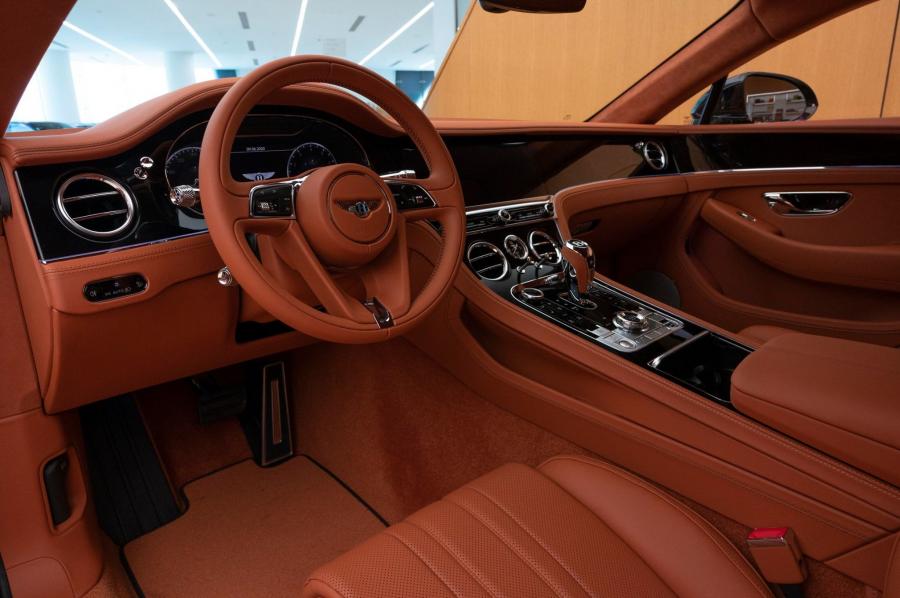 Интерьер Bentley Continental GT 2020 года  (UAE) (фото 9 из 10)